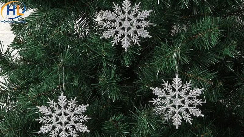 20+ ý tưởng trang trí cây thông noel đơn giản, đẹp năm 2025