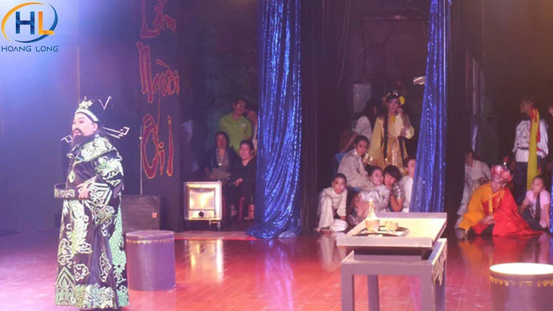 Cánh gà và khu vực chờ phía sau.