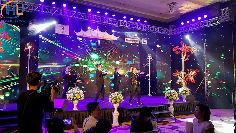 Thiết kế sân khấu sang trọng