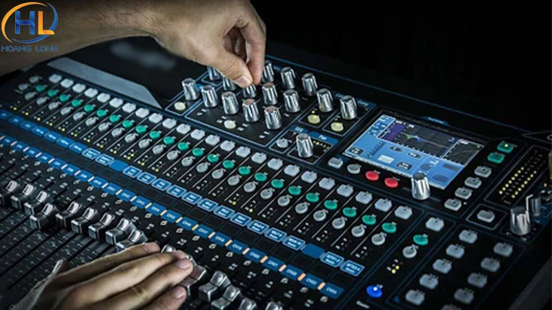 Mixer tiếp nhận và phối trộn tín hiệu từ micro, laptop, thiết bị phát nhạc
