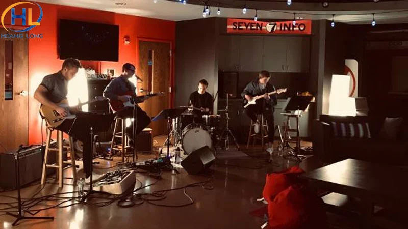 Chi phí thuê ban nhạc acoustic.