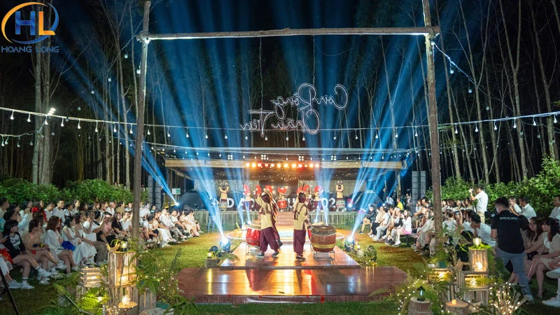 Hệ thống ánh sáng cho sân khấu ngoài trời.