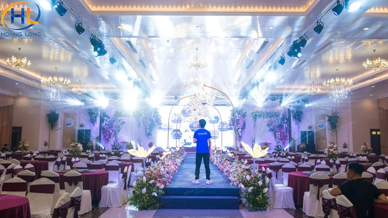 Hệ thống ánh sáng cho sân khấu tiệc cưới và gala dinner