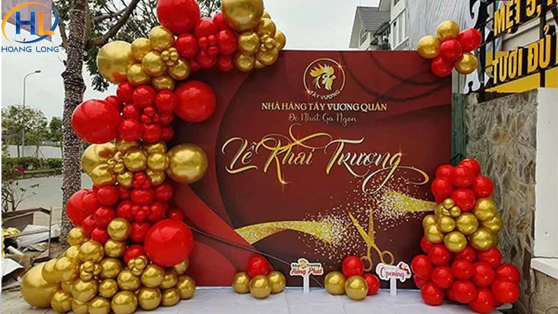 Một backdrop khai trương không cần đưa quá nhiều thông tin.