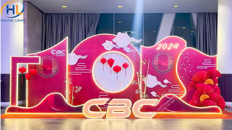 Backdrop tất niên cần thể hiện rõ tên chương trình, đơn vị tổ chức