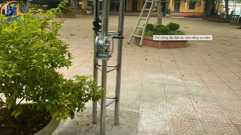 Dựng cột và cố định kết cấu