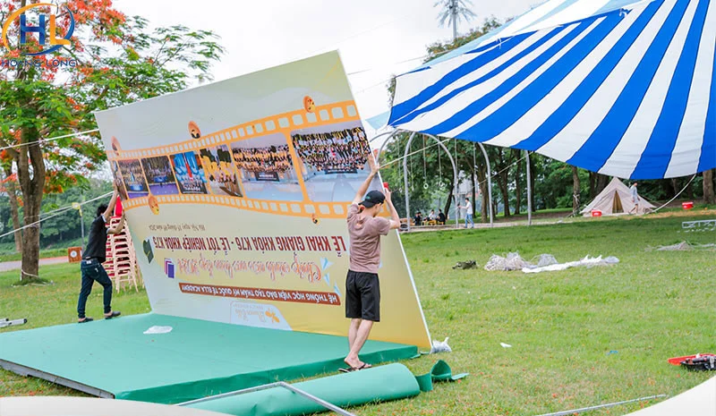 In backdrop sự kiện: Chất liệu, kích thước và chi phí 18 Khi lắp đặt, cần căng phông đều, cố định chắc chắn